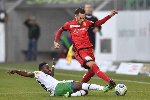 St. Gallens Nzuzi Toko, links, gegen Thun’s Dejan Sorgic, im Fussball Super League Spiel zwischen dem FC St. Gallen und dem FC Thun, am Sonntag, 30. Oktober 2016, im Kybunpark in St. Gallen. (KEYSTONE ...