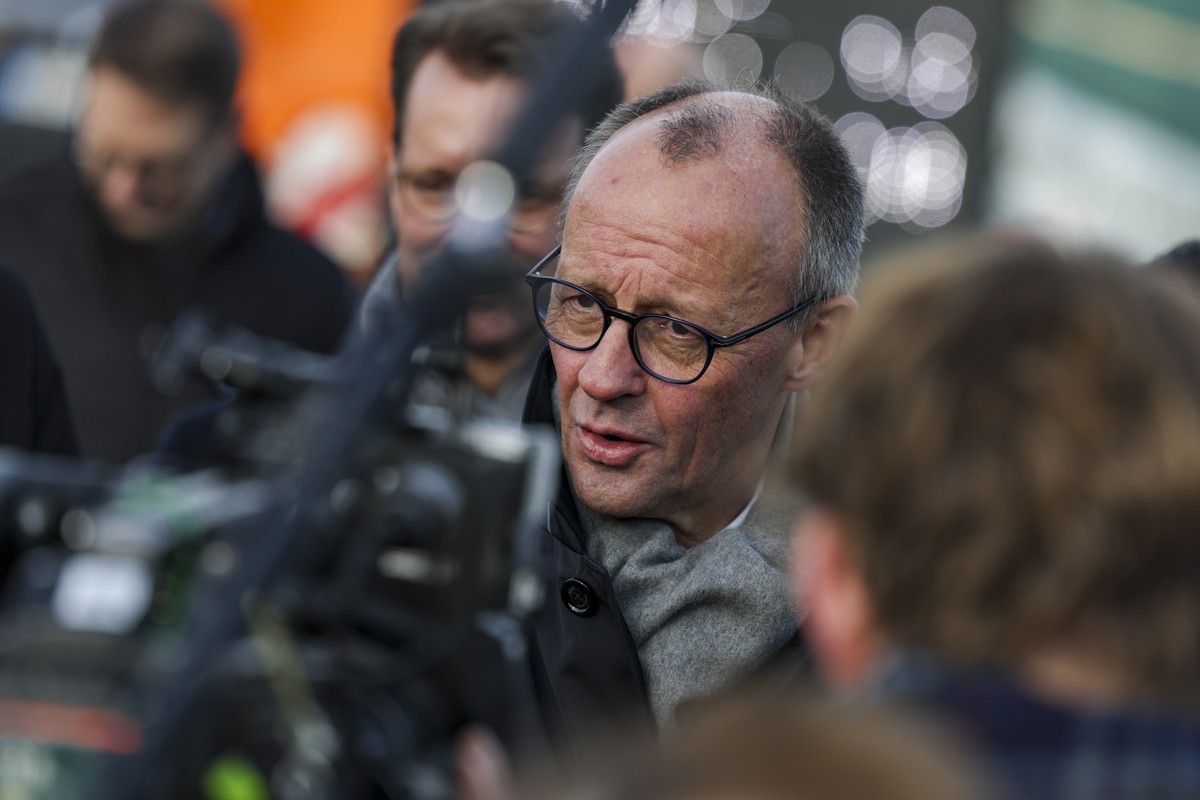 epa12608466 German Chancellor Friedrich Merz attends the opening ceremony of the newly built A45 Rahmede Valley Bridge in Luedenscheid, Germany, 22 December 2025. The previous bridge had been fully cl ...