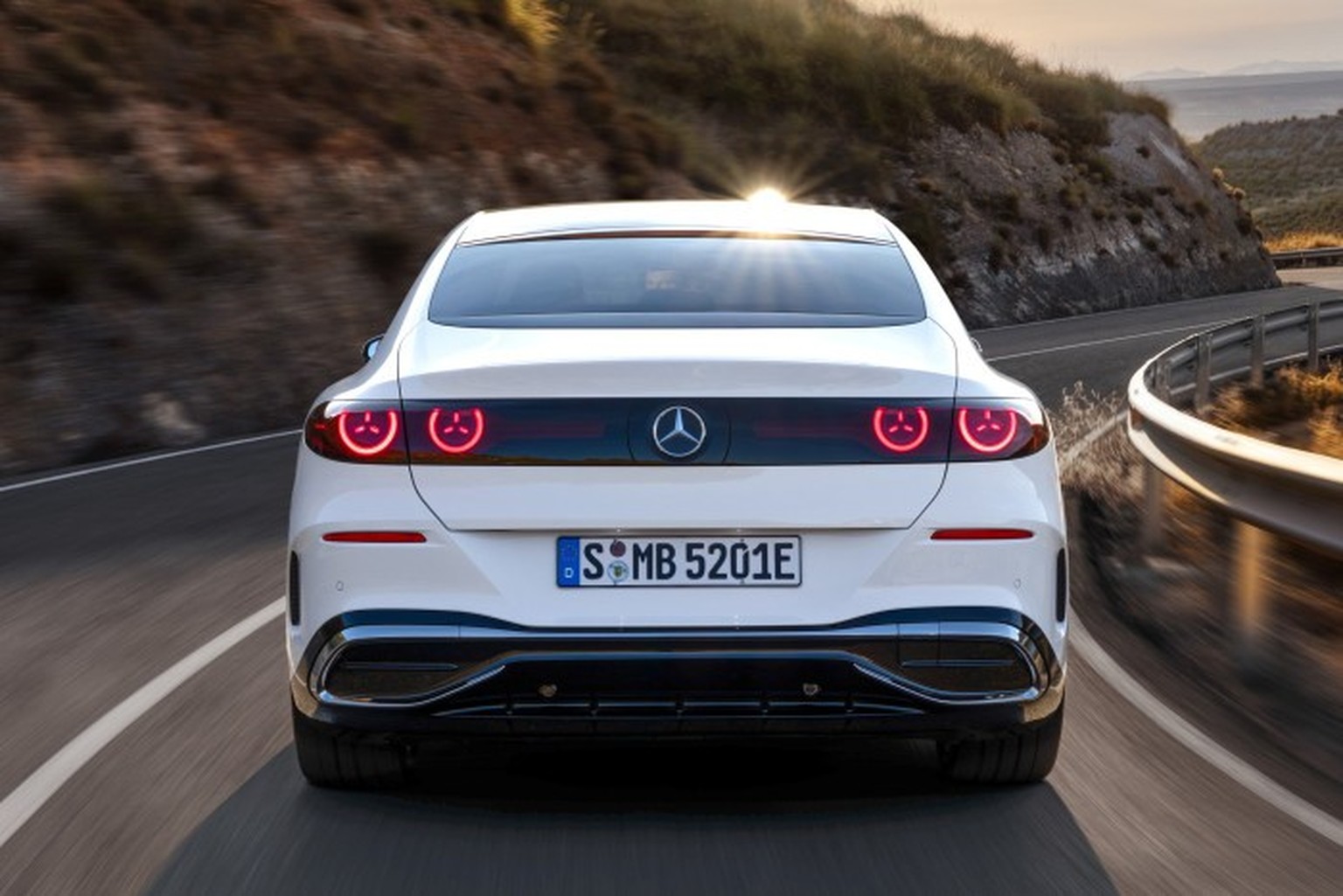 Das Heck wird durch das dunkle Band geprägt, das die Rückleuchten verbindet.