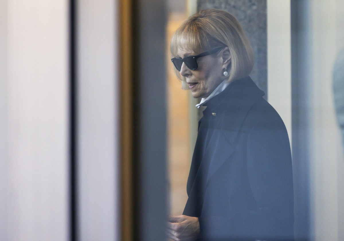 epa11096503 Journalist E. Jean Carroll arrives to a United States federal courthouse to attend her civil defamation case against former US President Donald J. Trump, who was expected to testify, in Ne ...