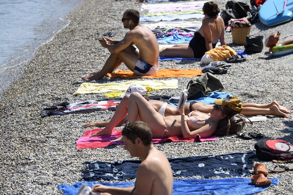 People enjoy the weather on an unusually warm August day on the bank of the lake of Geneva at the Bains des Paquis (Paquis swimming baths), in Geneva, Switzerland, Saturday, August 27, 2016. (KEYSTONE ...