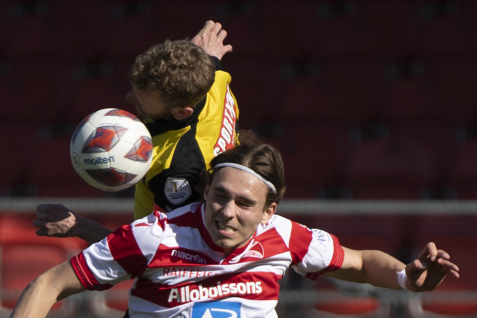 Le defenseur bernois Fabian Lustenberger, gauche, lutte pour le ballon avec l&#039;attaquant valaisan Roberts Uldrikis, droite, lors de la rencontre de football de Super League entre FC Sion et BSC Yo ...