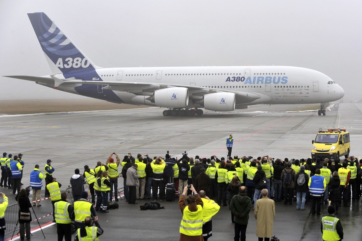 L&#039;arrivee de l&#039;Airbus A380 qui s&#039;est pose ce jeudi 21 janvier 2010 pour la premiere fois sur le tarmac de l&#039;Aeroport international de Geneve (AIG) en provenance de Zuerich. Comme l ...