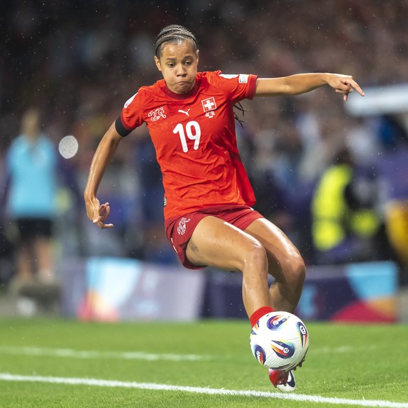 epa12221250 Switzerland&#039;s Iman Beney in action during the UEFA Women&#039;s EURO 2025 group stage soccer match between Switzerland and Iceland in Bern, Switzerland, 06 July 2025. EPA/TIL BUERGY E ...