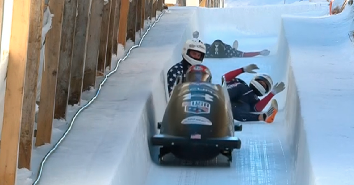 Bobfahrer-verliert-am-Start-alle-drei-Anschieber