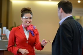Virgin-Atlantic-Mitarbeiter testen neue Technologien.