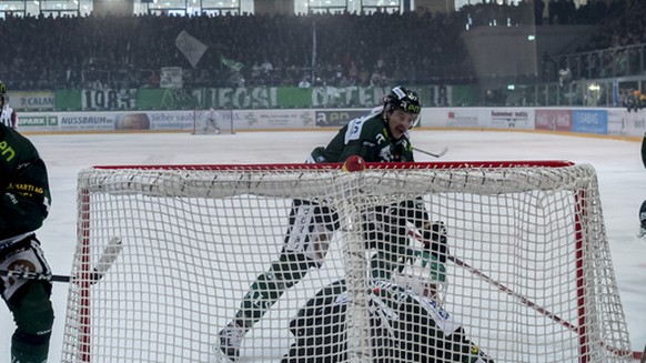 Der Puck fliegt am Oltener Tor vorbei im zweiten Playoff-Finalspiel der Eishockey Swiss League zwischen dem EHC Olten und den SC Rapperswil-Jona Lakers in der Eishalle Kleinholz in Olten am 31. Maerz  ...