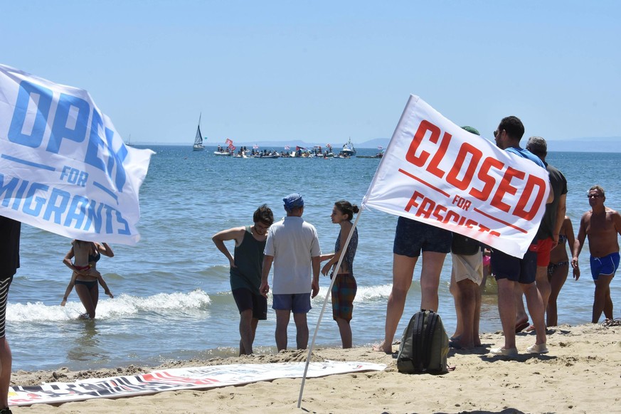 epa06116017 People take part in the event &#039;City Flotilla, at Sea Against Racism&#039; in Catania, Sicily Island, Italy, 29 July 2017. Canoes, pedal boats and boats of all kinds are mobilized to b ...