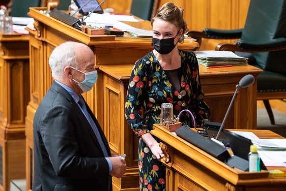 Bundesrat Ueli Maurer, links, und Nationalratspraesidentin Irene Kaelin, GP-AG, unterhalten sich an der Wintersession der Eidgenoessischen Raete, am Mittwoch, 1. Dezember 2021, in Bern. (KEYSTONE/Pete ...