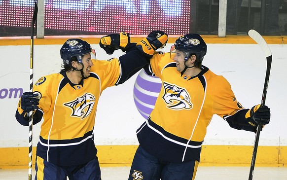 Simon Moser feiert mit&nbsp;Michael Del Zotto sein einziges Tor für die Nashville Predators.