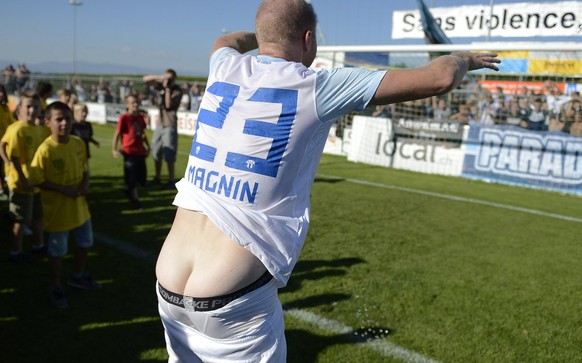 Ludovic Magnin le joueur du FC Zuerich, est fete par les supporters a la fin de son dernier match lors de la rencontre de football de la Coupe Suisse entre le FC Echallens et le FC Zuerich ce dimanche ...