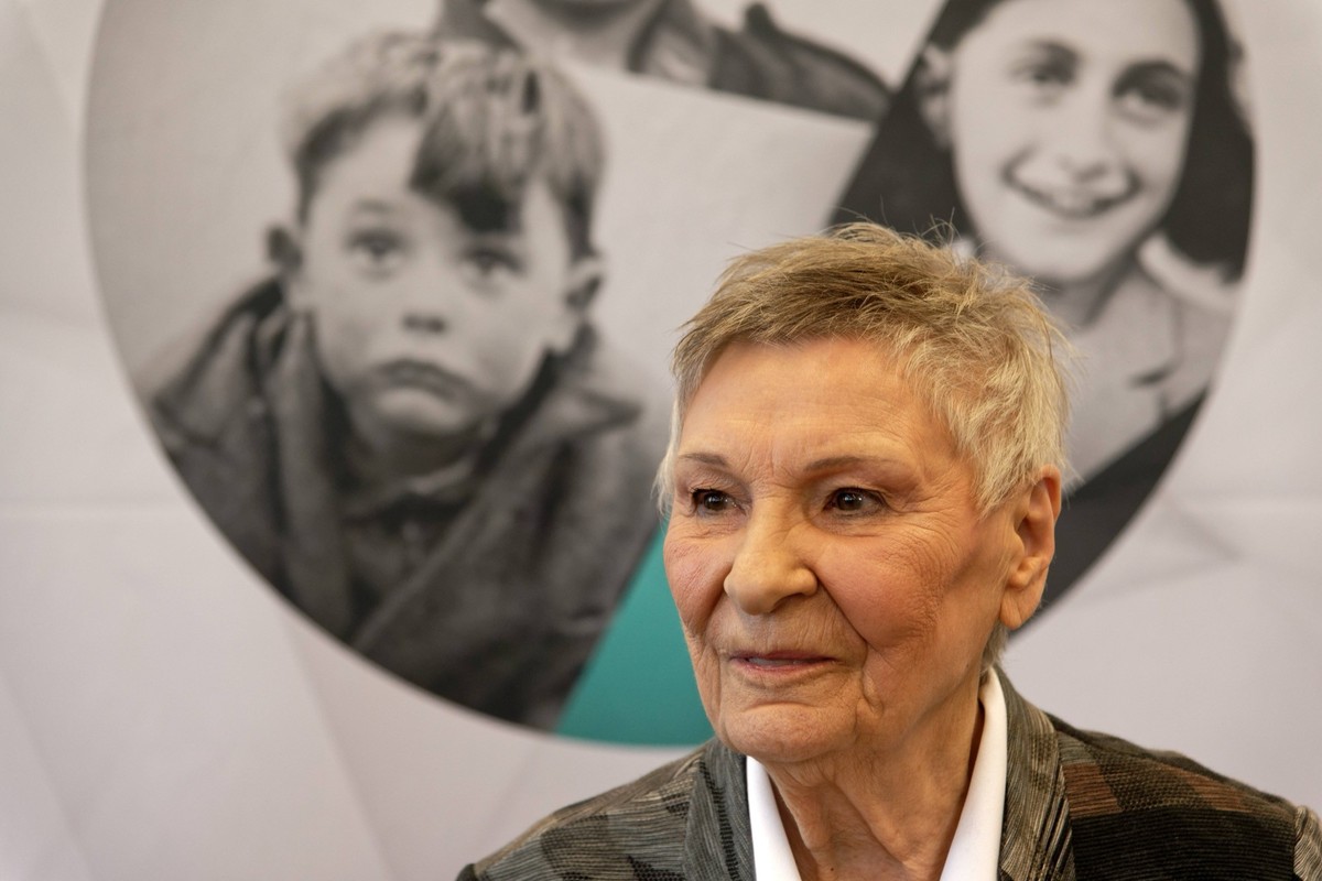 Die Kölnerin Anne Priller-Rauschenberg (im Bild) ist eines der überlebenden Kriegskinder, das mittels der App WDR AR 1933-1945 insbesondere Jugendliche mit eindrucksvollen Erlebnissen hautnah konfront ...