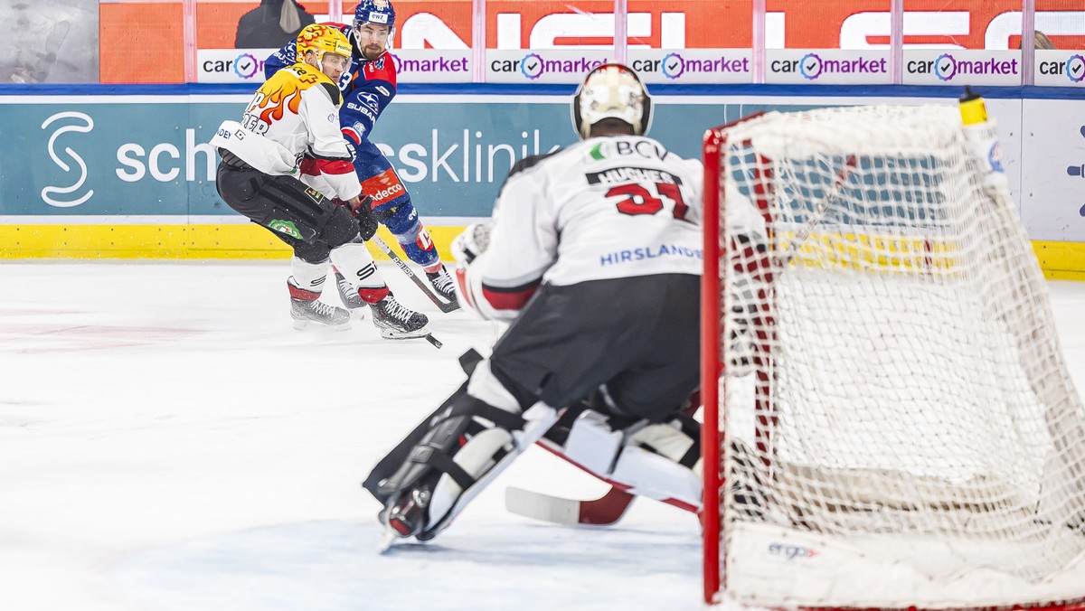 Juho Lammikko (ZSC) (Mitte) schiesst das Tor zum 1:0 gegen PostFinance Topscorer Lawrence Pilut (links) und Torhueter Connor Hughes (LHC) (rechts) im fuenften Playoff Final Eishockeyspiel der National ...