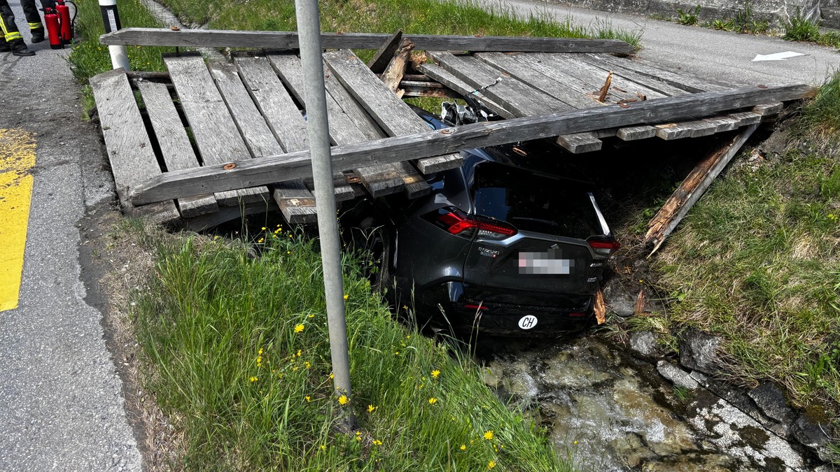 Schattenhalb BE: Brücke rasiert Autodach ab