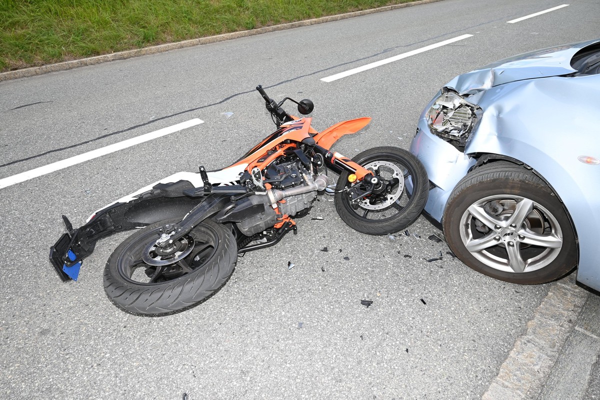 Der 16-jährige Motorradfahrer wurde erheblich verletzt.