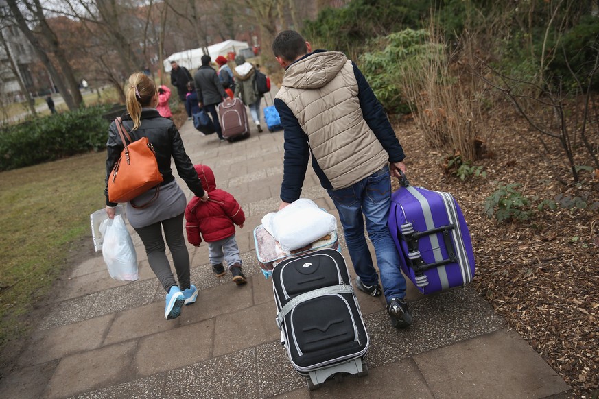 Flüchtlinge aus Syrien kommen in Deutschland an: Folgt der Bundesrat dem Bundesverwaltungsgericht, würden Asylverfahren von Syrern erst nach Ende des Konflikts wieder geprüft. In der Zwischenzeit würd ...