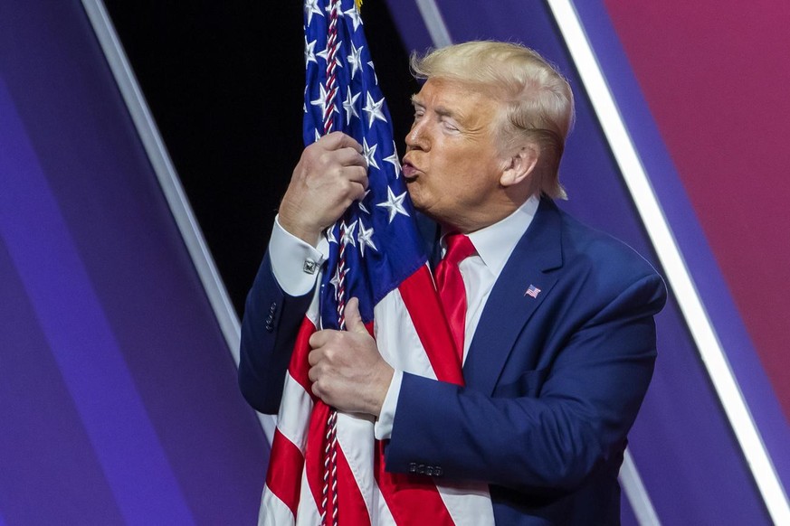 USW Jumbo US-Wahlen Donald Trump Joe Biden epa08260884 US President Donald J. Trump embraces the US flag after speaking to the 47th annual Conservative Political Action Conference (CPAC) at the Gaylor ...