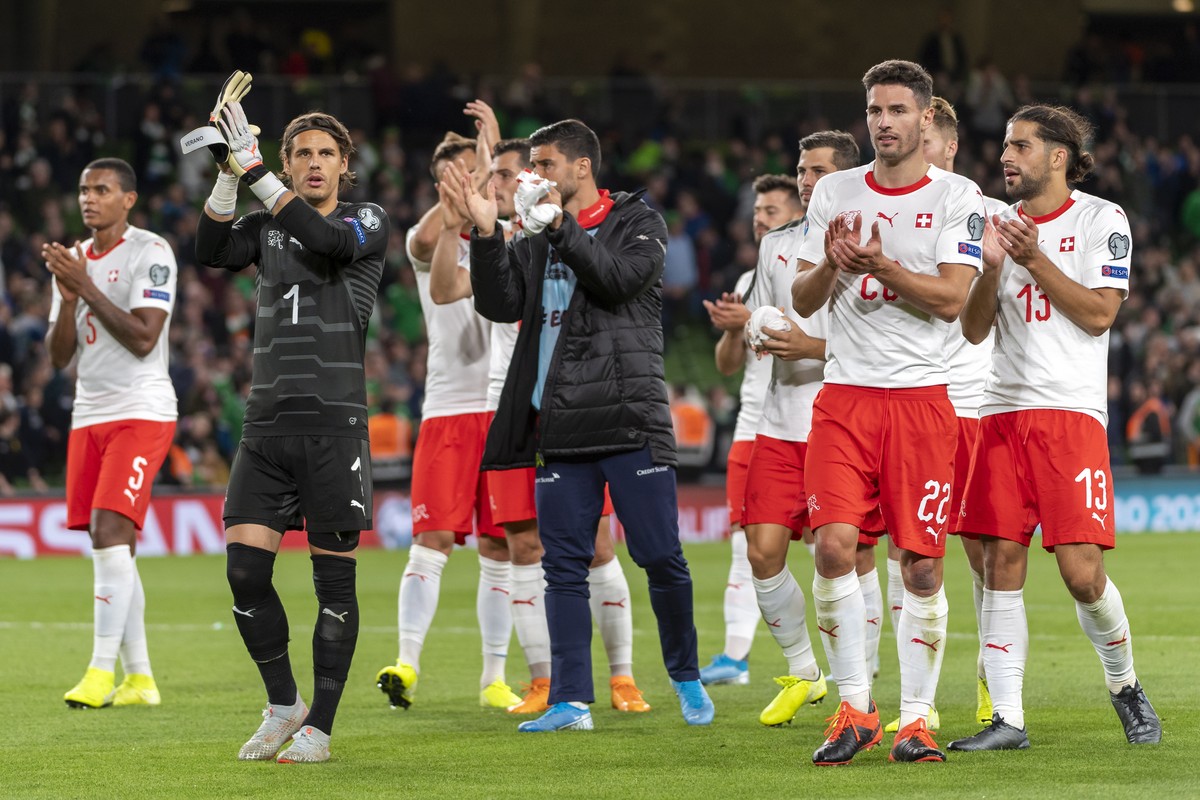 epa07820991 Switzerland's players thank their fans after the UEFA Euro 2020 qualifying Group D soccer match between Ireland and Switzerland at the Aviva stadium in Dublin, Ireland, 05 September 2 ...