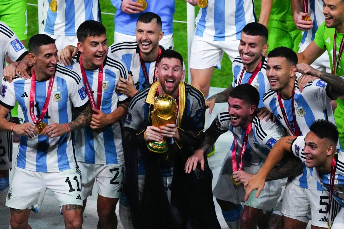 Mandatory Credit: Photo by Javier Garcia/Shutterstock 13670815jb Lionel Messi lifts the trophy after Argentina win the World Cup Argentina v France, FIFA World Cup, WM, Weltmeisterschaft, Fussball 202 ...