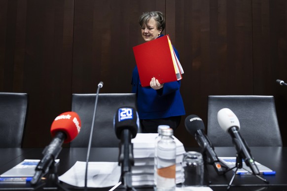 Isabelle Chassot, Staenderaetin Mitte-FR, Praesidentin PUK, kommt zur Medienkonferenz ueber die Ergebnisse der Parlamentarischen Untersuchungskommission PUK zum Fall der Credit Suisse, am Freitag, 20. ...