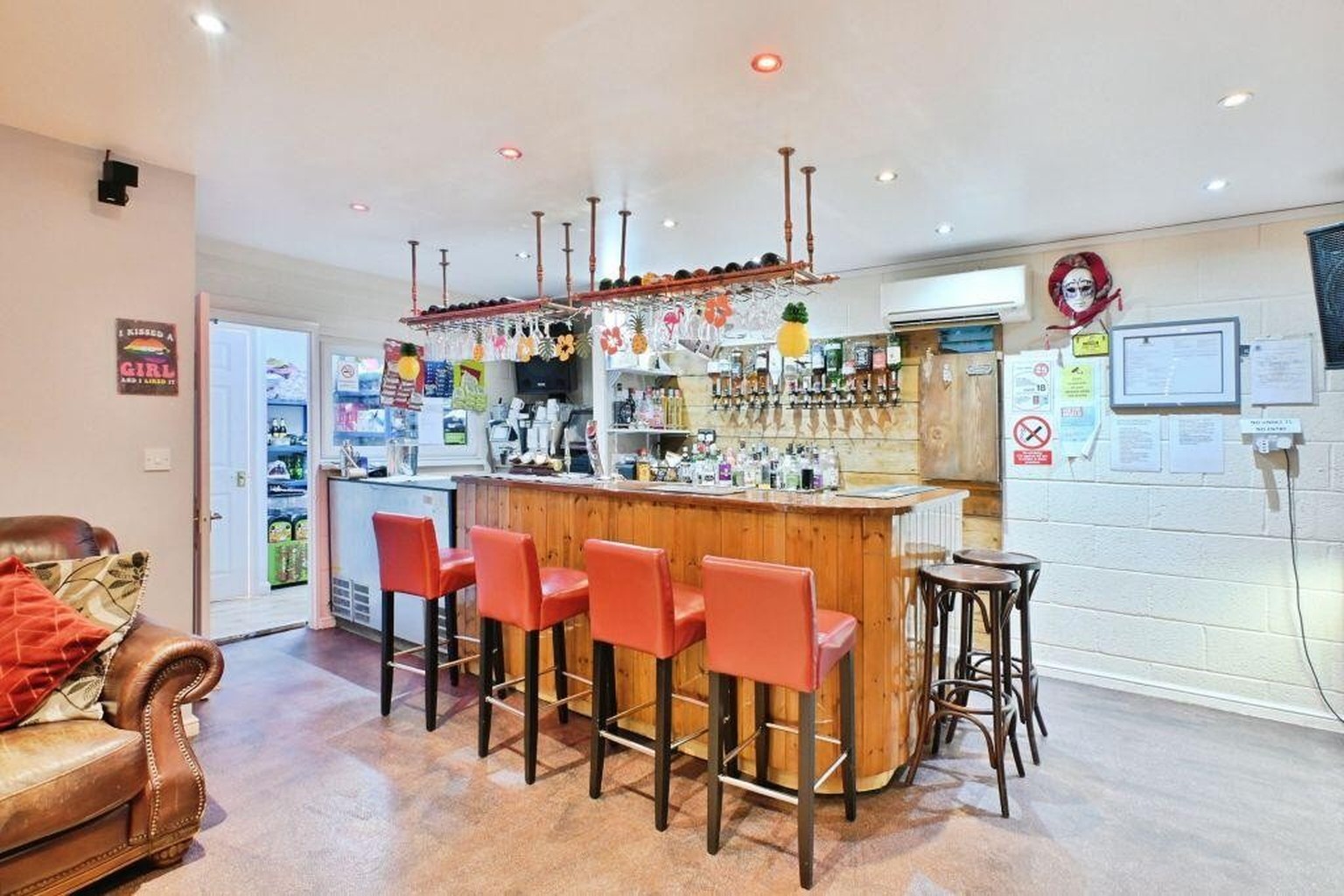 «Einzigartiges, frei stehendes Cottage mit drei Schlafzimmern, gewerblichen Nebengebäuden, Büroräumen, Garagen und vielseitigen Einrichtungen für Freizeit und Unterhaltung. Das Anwesen befindet sich h ...