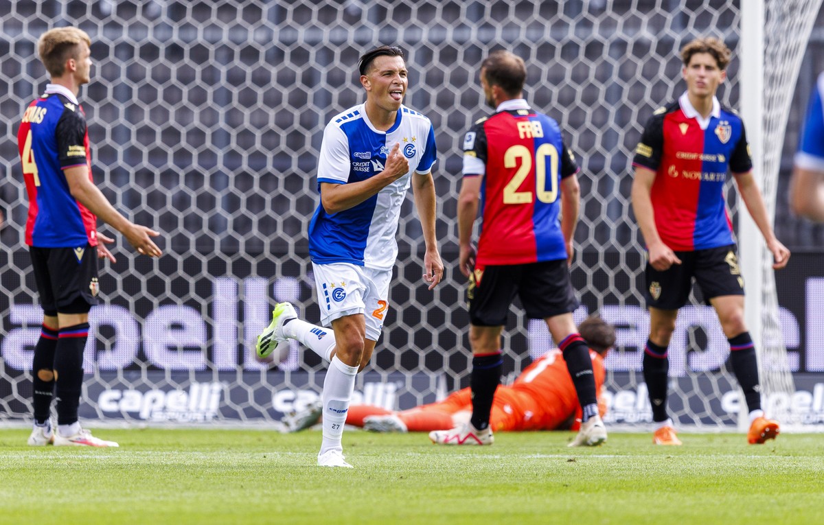 Grasshopper Club Zuerich Stuermer Renat Dadashov (#27) trifft zum 3-1gegen FC Basel Torhueter Marwin Hitz waehrend dem Fussball Meisterschaftsspiel der Super League zwischen dem Grasshopper Club Zueri ...