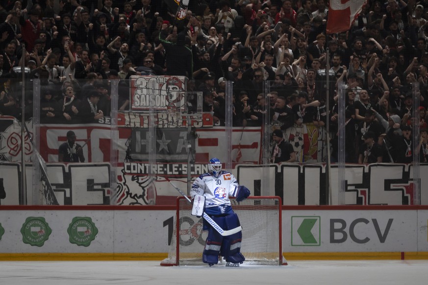 Torhueter Simon Hrubec (ZSC) nach dem zweiten Tor fuer Lausanne im vierten Playoff Final Eishockeyspiel der National League zwischen Lausanne HC und den ZSC Lions, am Dienstag, 23. April 2024 in der V ...