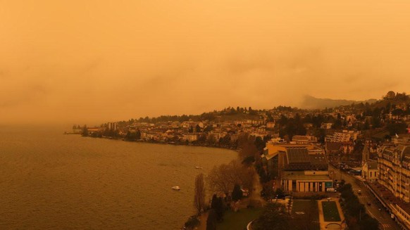 Saharastaub über Montreux am 15. März 2022, aufgenommen mit der Webcam.