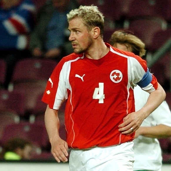 Der Schweizer Stuermer Stephane Henchoz beschaeftigt seine Gegner im Freundschaftsspiel zur EM-Vorbereitung der Schweiz gegen Slowenien, am Mittwoch, 28. April 2004 im Stade de Geneve in Genf. (KEYSTO ...