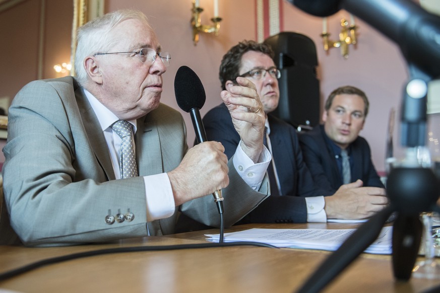 Christoph Blocher, Komitee-Praesident und alt-Bundesrat, Nationalrat Albert Roesti, Praesident SVP, Nationalrat Likas Reimann, von links nach rechts, sprechen an der Medienkonferenz des Komitees &quot ...