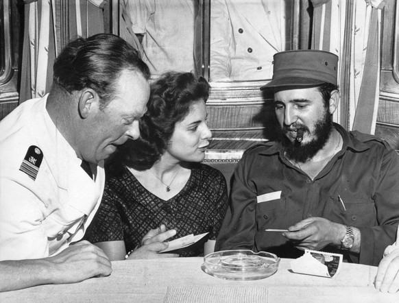 ARCHIV -- Ein Archivbild von 1959 zeigt den kubanischen Revolutionsfuehrer Fidel Castro, rechts, an Bord der "MS Berlin" im Hafen von Havana. Links im Bild 1. Offizier Ernst Hankiewicz und d ...