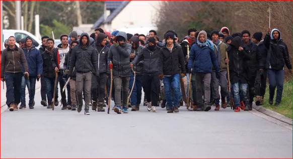 Gewalt in Calais âInnenminister beklagt nie gekanntes AusmassÂ 
Warum ist es fÃ¼r Migranten eigentlich soviel interessanter nach GB zu migrieren anstatt in Frankreich zu bleiben?