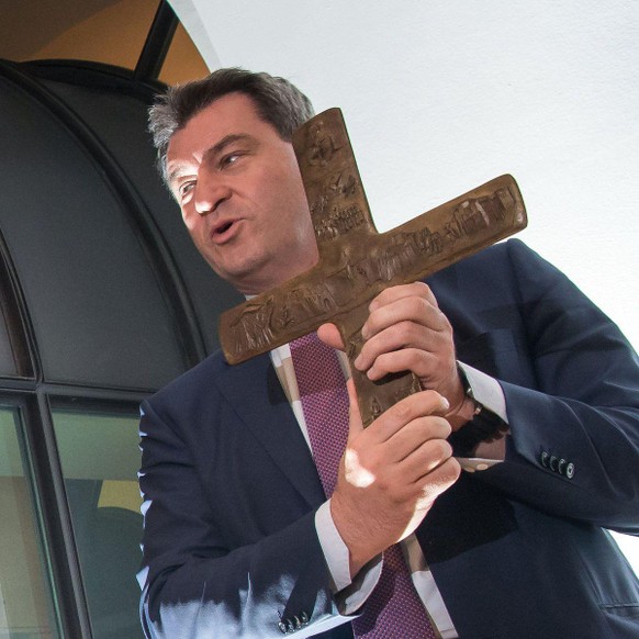 Massenhaft Kirchenaustritte in Bayern nach Missbrauchsgutachten\nDem scheinheiligen Markus und seiner Partei bricht wohl nach und nach die Wählerbasis weg.
Zeit die Kruzifixe zu entsorgen oder sich na ...