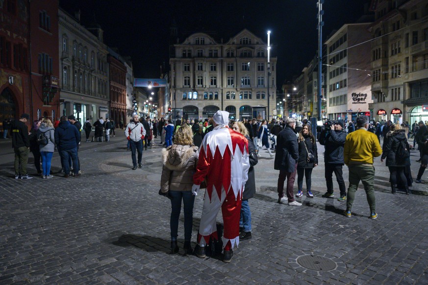 Menschen versammeln sich am nicht stattfindenden Morgestraich auf dem Marktplatz in Basel, am Montag Morgen um 04:00 Uhr, am 2. Maerz 2020. Die Behoerden hatten die Drey scheenschte Daeaeg wegen der v ...