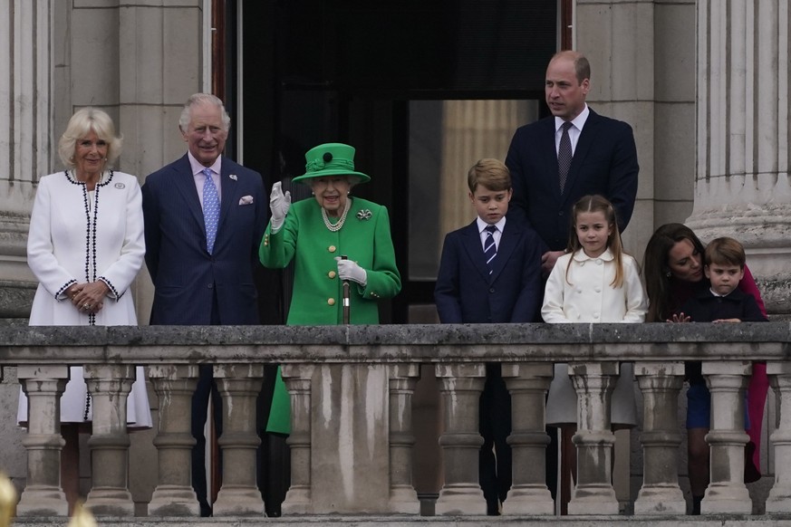 Queen Elizabeth II stands on the balcony with the Royal family during the Platinum Jubilee Pageant outside Buckingham Palace in London, Sunday, June 5, 2022, on the last of four days of celebrations t ...