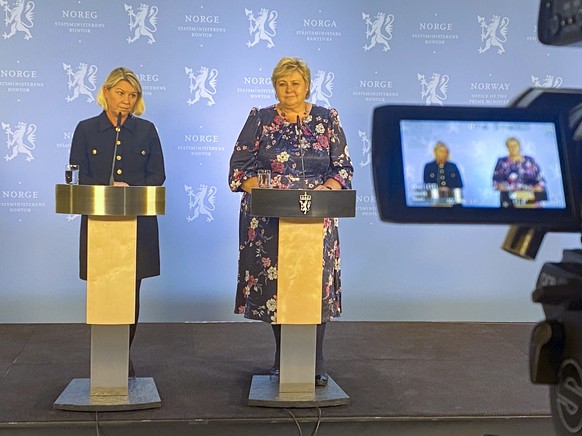 Ministerpäsidentin Erna Solberg (rechts) und Justizministerin Monica Mæland an der kurzfristig einberufenen Pressekonferenz.