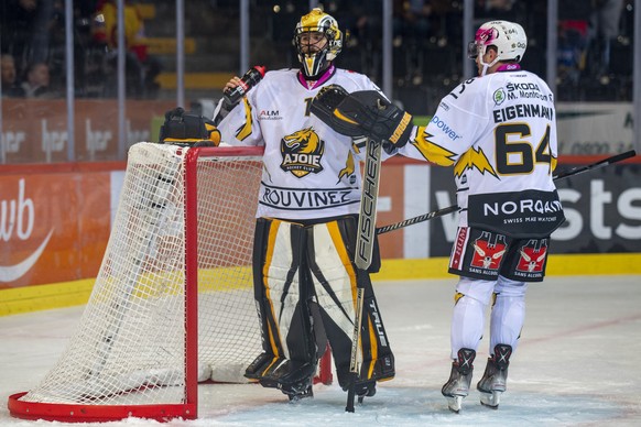 Ajoies Tim Wolf, links, und Daniel Eigenmann, rechts, geschlagen zum 0:2 waehrend dem Meisterschaftsspiel der National League zwischen dem SC Bern und dem HC Ajoie, am Dienstag, 21. September 2021, in ...