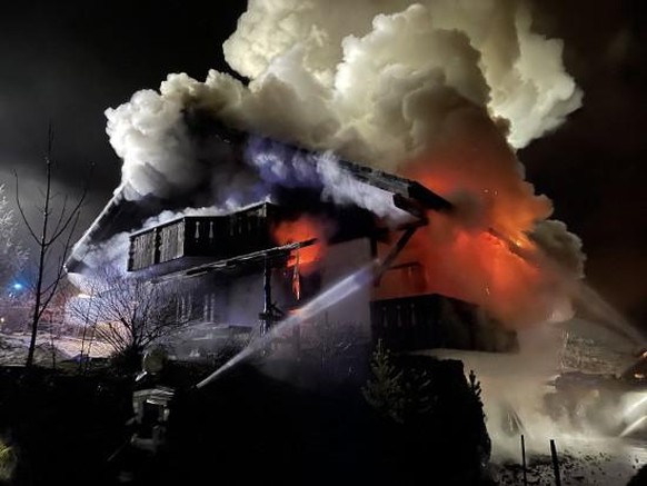 Ein Wohnhaus in La Roche FR ist am 9. Januar 2022 ein Raub der Flammen geworden. Die beiden 59- und 63-jährigen Mieter konnten evakuiert werden.