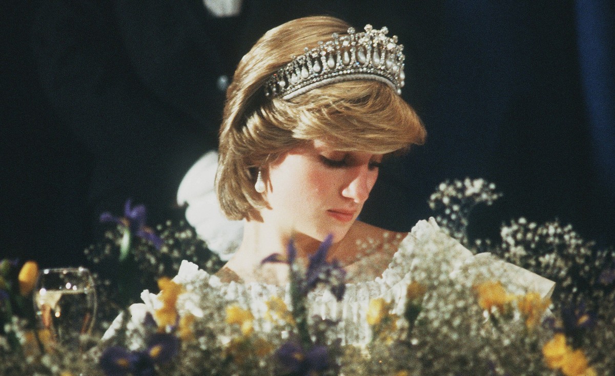 Princess Diana Aukland Diana, Princess of Wales wears the Cambridge Lover s Knot tiara Queen Mary s Tiara and diamond earrings during a banquet on April 29, 1983 in Aukland, New Zealand. Catherine, Du ...