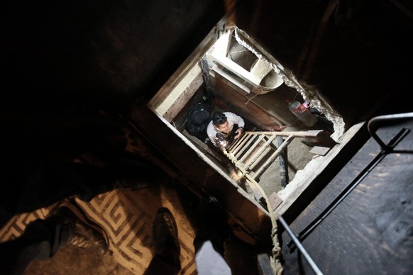 Mit einer Leiter in den Tunnel: Die Verbindung befindet sich 20 Meter unter der Erde.