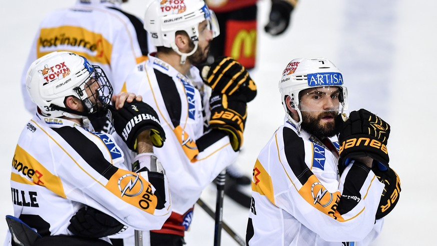 Luganos Sebastien Reuille, Maxim Lapierre und Philippe Furrer, von links, sind enttaeuscht im dritten Eishockey Playoff-Halbfinalspiel der National League A zwischen dem SC Bern und dem HC Lugano am S ...