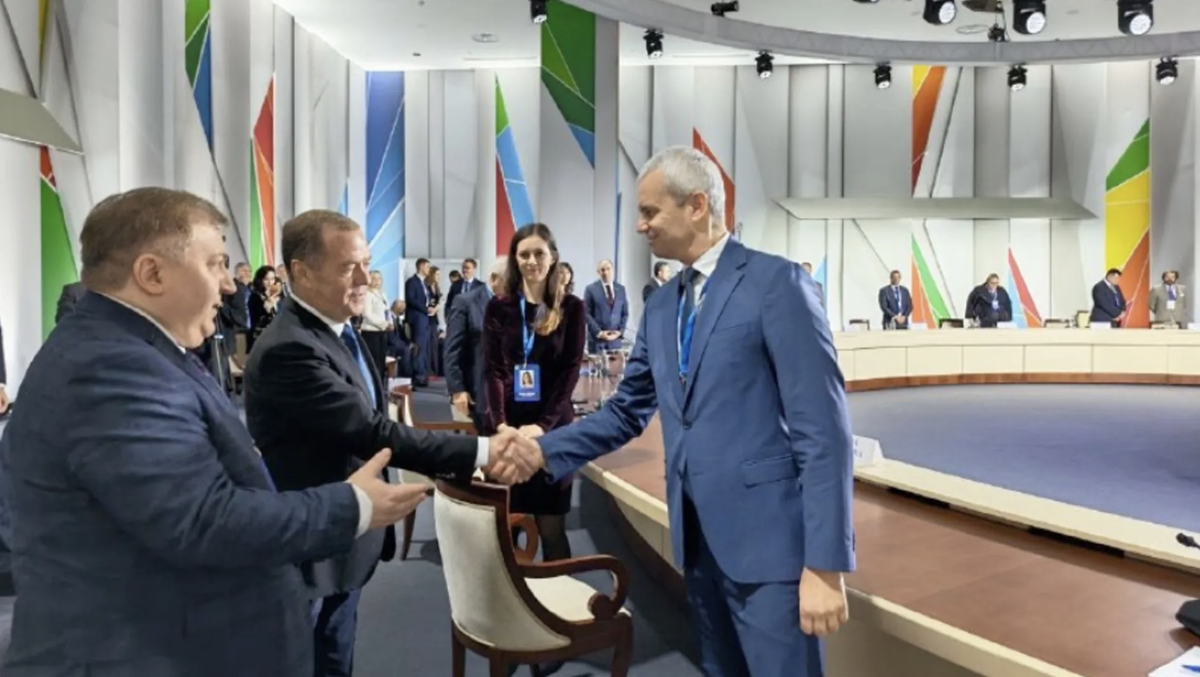 Oleg Voloshin (l.), Dmitiri Medwedew (2.v.l.) mit einem bulgarischen Abgeordneten: Zog das Netzwerk auch die Fäden der Moskau-Reise?