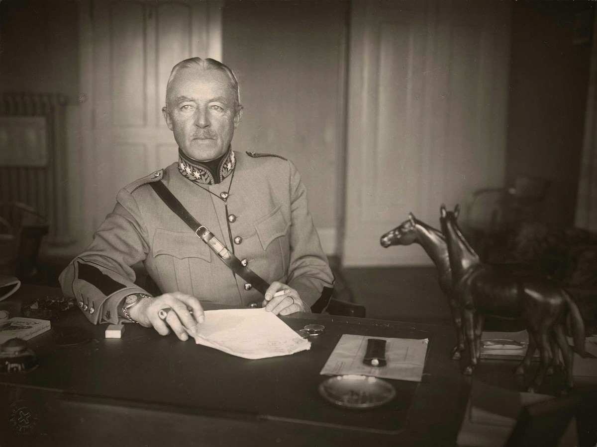 Der Schweizer General Henri Guisan, im Bild eines unbekannten Fotografen, im Jahr 1949. Am 9. Juni 2005 eroeffnet die Schweizerische Landesbibliothek die neue Ausstellung "Vom General zum Glamour ...