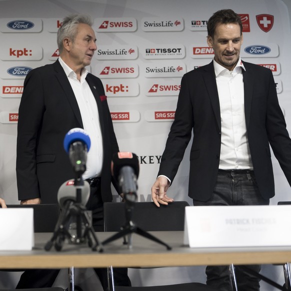 Jan Cadieux, links, Urs Kessler, Praesident Swiss Ice Hockey Federation, mitte und Patrick Fischer, Cheftrainer der Schweizer Eishockey Nationalmannschaft, kommen in den Raum an der Medienkonferenz de ...