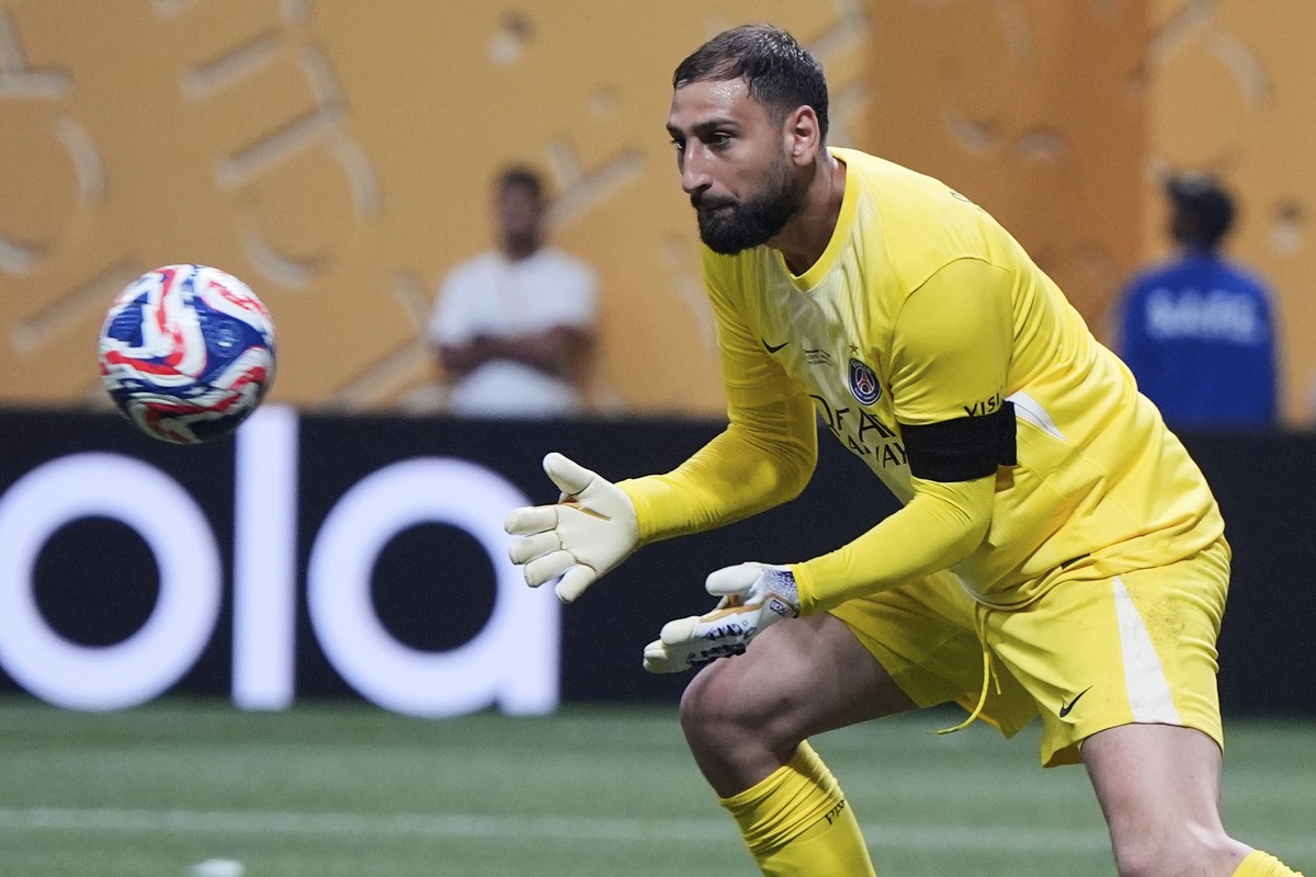 Paris Saint-Germain's goalkeeper Gianluigi Donnarumma makes a save during the Club World Cup quarterfinal soccer match between PSG and Bayern Munich in Atlanta, Saturday, July 5, 2025. (AP Photo/ ...