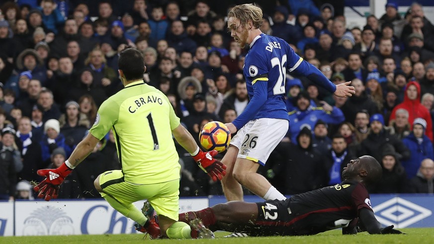 Britain Soccer Football - Everton v Manchester City - Premier League - Goodison Park - 15/1/17 Everton&#039;s Tom Davies scores their third goal Action Images via Reuters / Lee Smith Livepic EDITORIAL ...