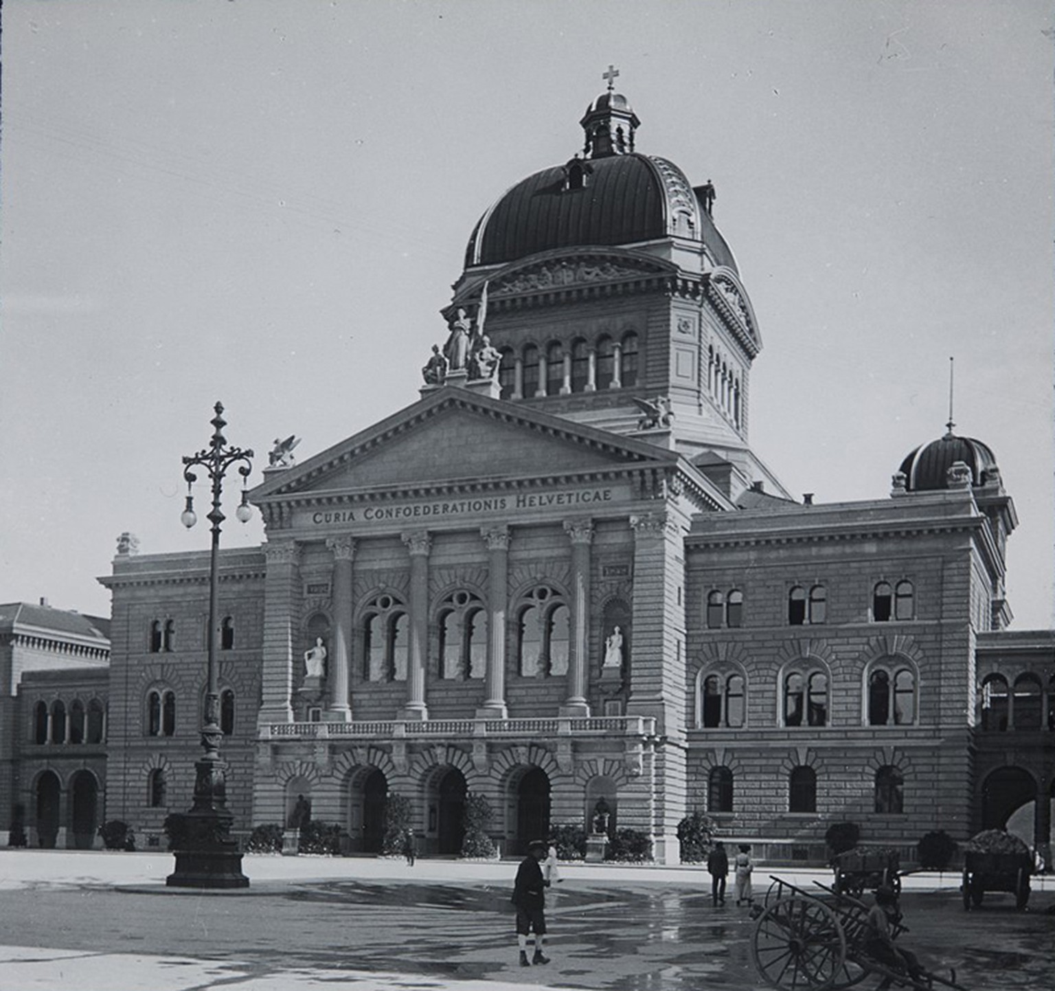 Anfang des 20. Jahrhunderts wurde noch vom Berner Bundesregierungspalast gesprochen. Wie auf diesem Schuldia zur Geografie von circa 1930.