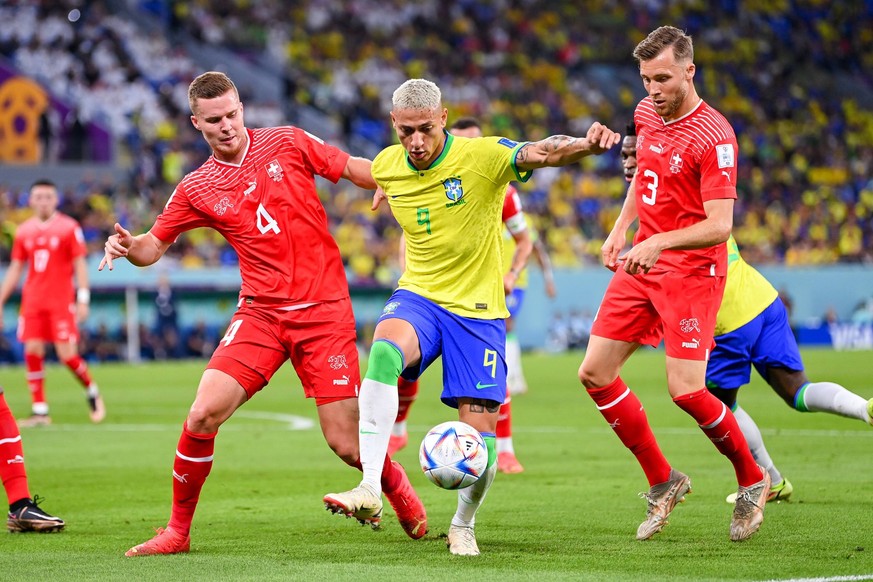 FUSSBALL WM 2022 VORRUNDE GRUPPE H Brasilien - Schweiz 28.11.2022 Nico Elvedi links und Silvan Widmer rechts beide Schweiz nehmen Richarlison Brasilien in die Zange. *** FOOTBALL World Cup 2022 PRE-RO ...