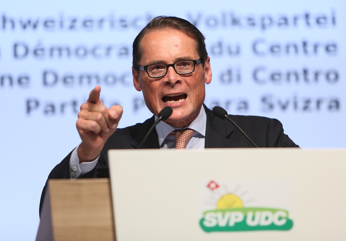 Roger Koeppel spricht an der Delegiertenversammlung der SVP am Samstag, 20. August 2016, in Wettingen. (KEYSTONE/Siggi Bucher)