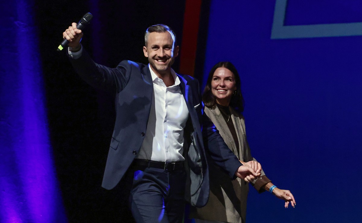 epa13218236 Top candidate of the far-right Alternative for Germany (AfD) party in Saxony-Anhalt Ulrich Siegmund and his wife Julia Siegmund pose on stage during a far-right Alternative for Germany (Af ...